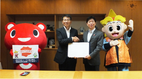 伊原木知事と握手を交わす平田理事長（左）