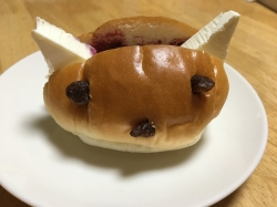 バターロールでネコサンド