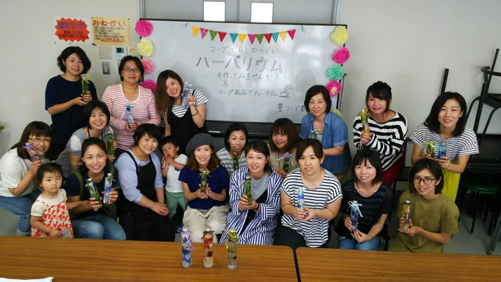 ハーバリウムをつくってみませんか?&コープ商品でティータイム
【岡山東エリア西大寺 豊コープ委員会】