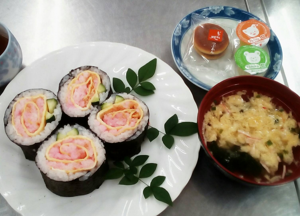 夏休み♪親子でチャレンジ!バラの花の飾り巻き寿司を作ってみませんか
【倉敷エリア老松南コープ委員会】