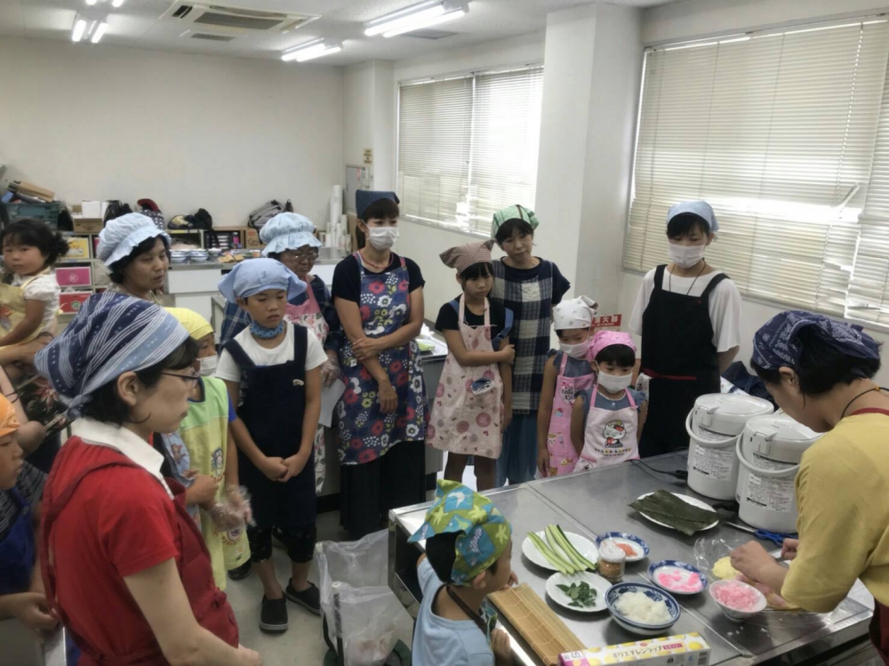 夏休み♪親子でチャレンジ!バラの花の飾り巻き寿司を作ってみませんか
【倉敷エリア老松南コープ委員会】