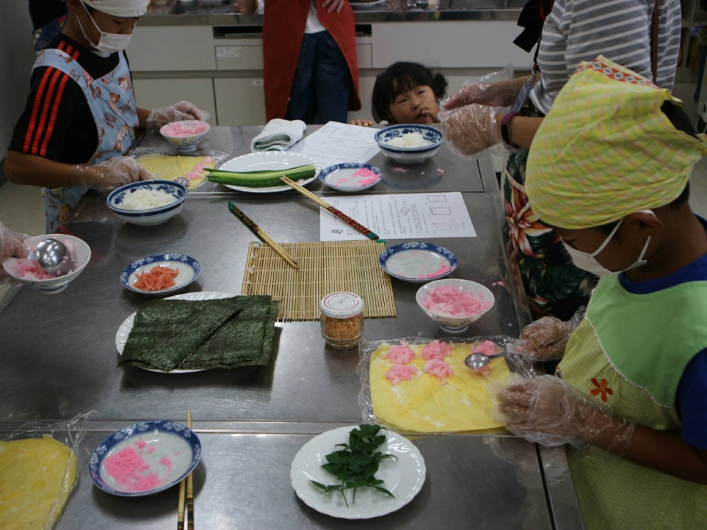 夏休み♪親子でチャレンジ!バラの花の飾り巻き寿司を作ってみませんか
【倉敷エリア老松南コープ委員会】