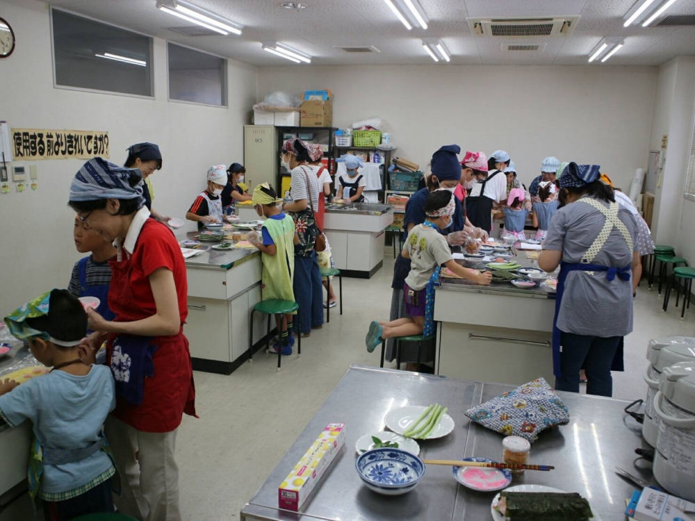夏休み♪親子でチャレンジ!バラの花の飾り巻き寿司を作ってみませんか
【倉敷エリア老松南コープ委員会】