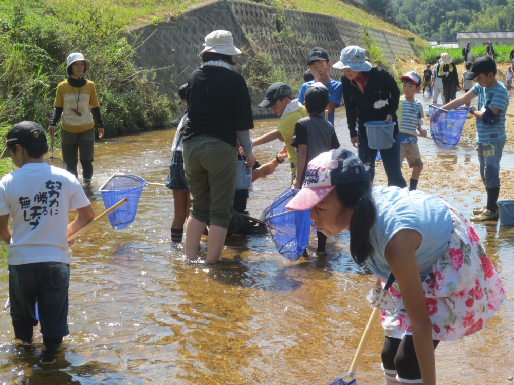～赤磐環境体験バスエコツアー～  あつまれ～!  水辺の生き物しらべ隊!!
【岡山東エリア未来・つながるＰＪ】