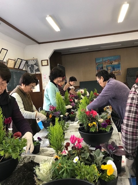 「楽しい寄せ植え」と迎春チョッピリ試食会
【岡山西エリア牧石北コープ委員会】
