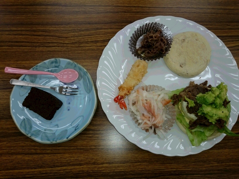 年末おすすめの商品を試食しよう
【岡山東エリア万富千種コープ委員会】