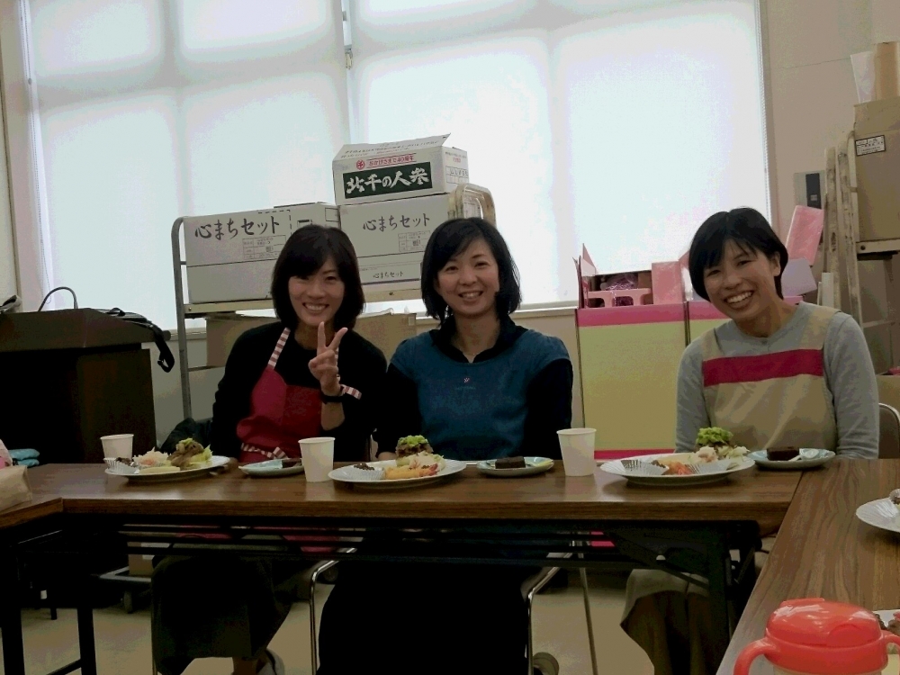 年末おすすめの商品を試食しよう
【岡山東エリア万富千種コープ委員会】