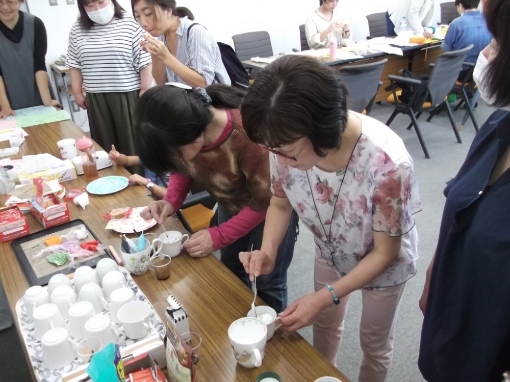 ピースカフェ　～ひざ掛けモチーフを編もう～
【美作エリアへいわと国際協力支援ＰＪ】