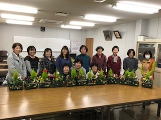 迎春年末商品お知らせ活動と寄せ植え
【美作エリア鏡野コープ委員会】
