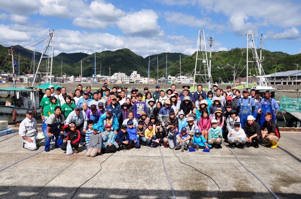 アマモの種選別と種まき体験と日生でとれるエビの食べ比べ
【倉敷エリア環境の委員会】