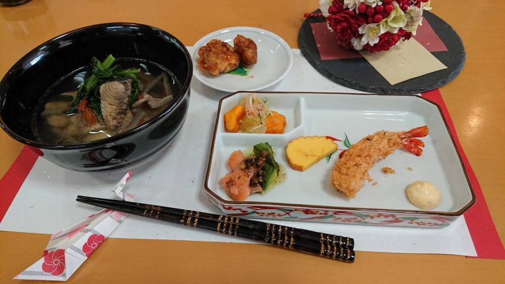 ブリ雑煮で迎春とうであみスヌード作り
【美作エリア久世コープ委員会】