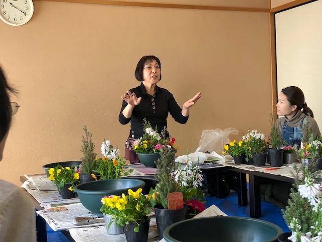 クリスマス&お正月に飾れる寄せ植え作り
【岡山西エリア福浜コープ委員会】