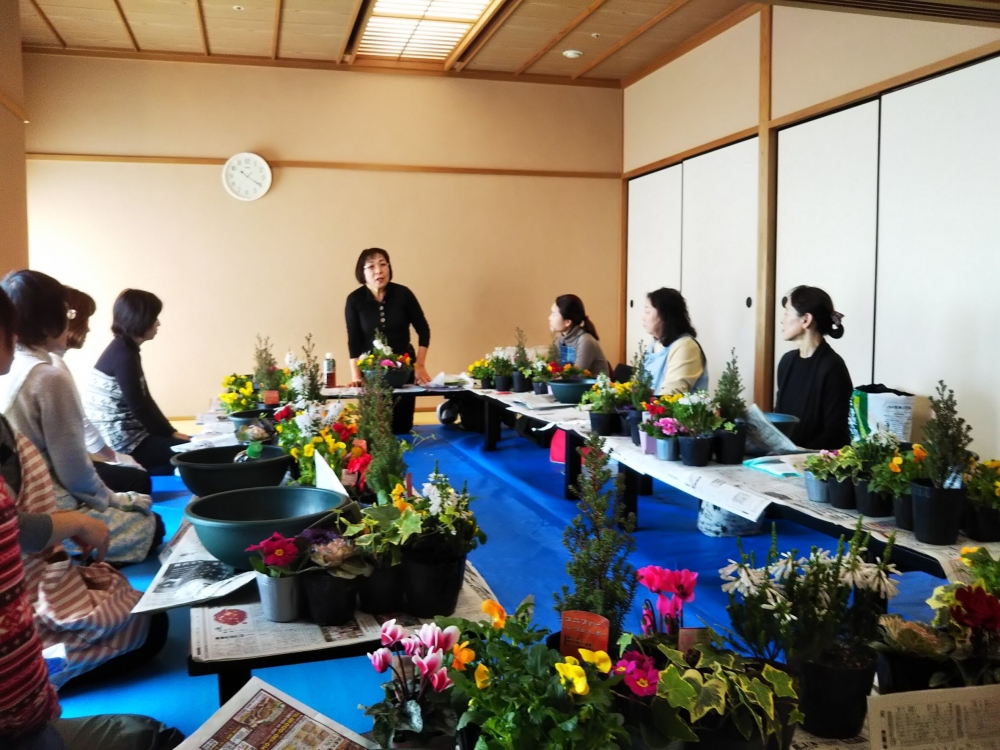 クリスマス&お正月に飾れる寄せ植え作り
【岡山西エリア福浜コープ委員会】