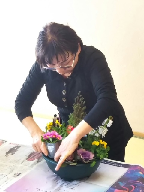 クリスマス&お正月に飾れる寄せ植え作り
【岡山西エリア福浜コープ委員会】