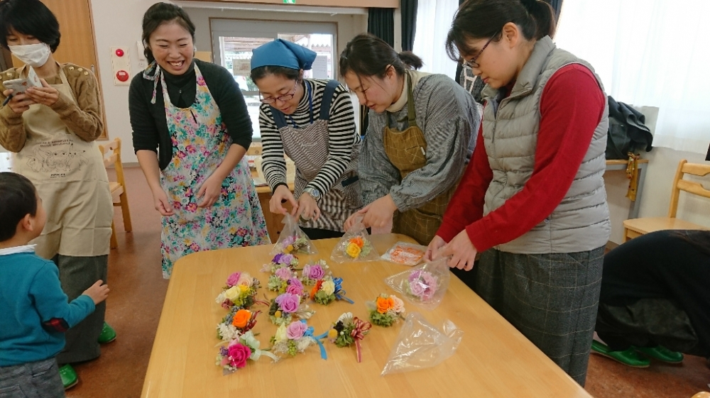 ハレの日のコサージュ作り～プリザーブドフラワーでコサージュを作ろう～
【岡山東エリア浮田・城東台コープ委員会】