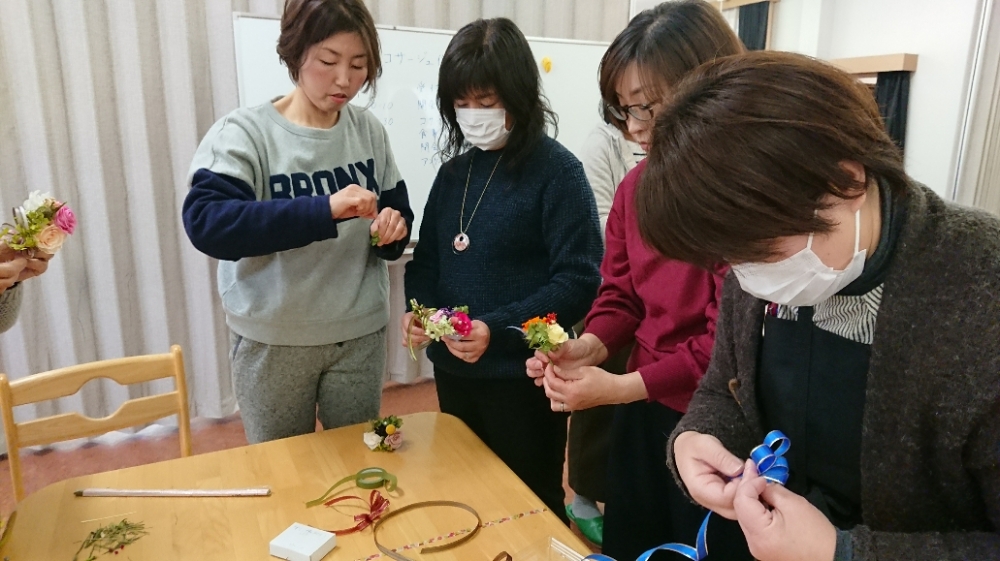 ハレの日のコサージュ作り～プリザーブドフラワーでコサージュを作ろう～
【岡山東エリア浮田・城東台コープ委員会】