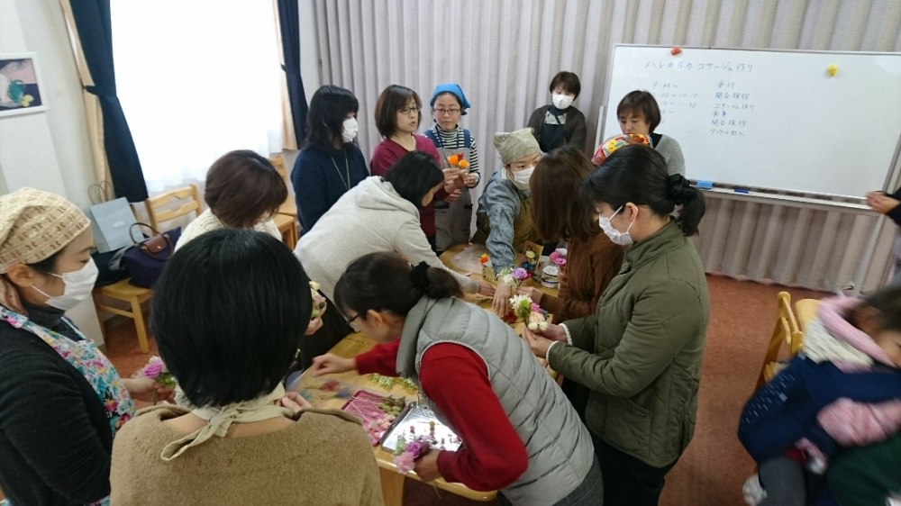 ハレの日のコサージュ作り～プリザーブドフラワーでコサージュを作ろう～
【岡山東エリア浮田・城東台コープ委員会】