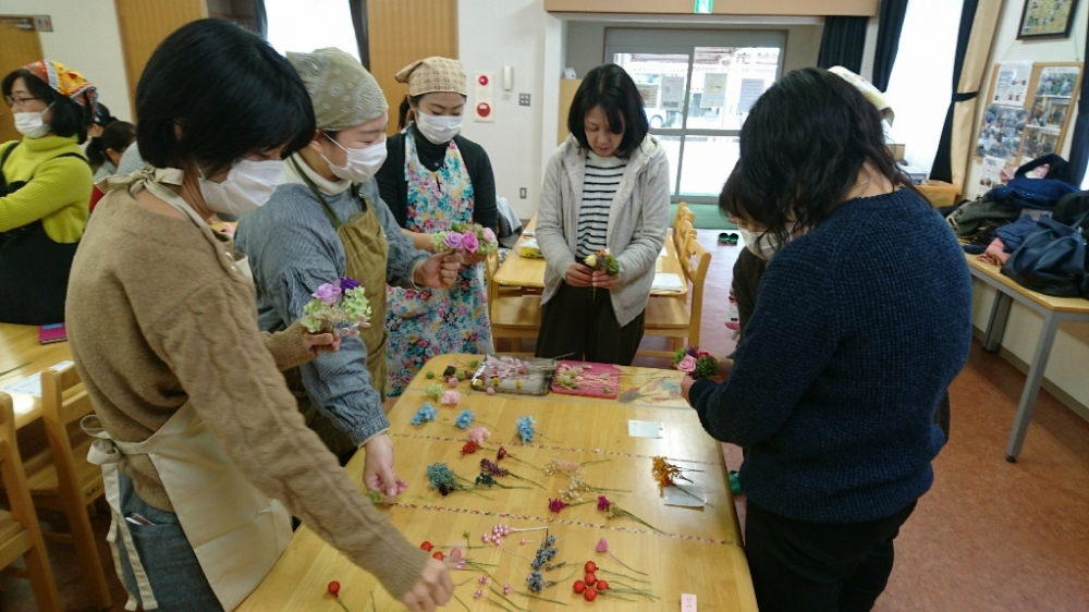 ハレの日のコサージュ作り～プリザーブドフラワーでコサージュを作ろう～
【岡山東エリア浮田・城東台コープ委員会】