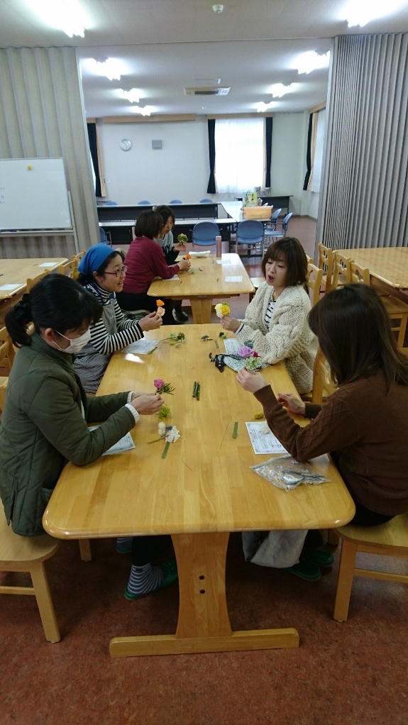 ハレの日のコサージュ作り～プリザーブドフラワーでコサージュを作ろう～
【岡山東エリア浮田・城東台コープ委員会】