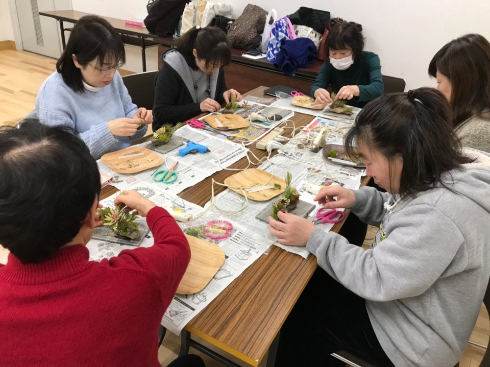 フェイク多肉植物で流木アレンジ
【倉敷エリア中洲コープ委員会】