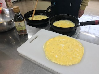 おひな様の準備(おすしを作ろう!!)
【岡山東エリア芥子山コープ委員会】