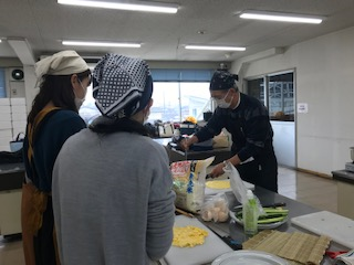 おひな様の準備(おすしを作ろう!!)
【岡山東エリア芥子山コープ委員会】