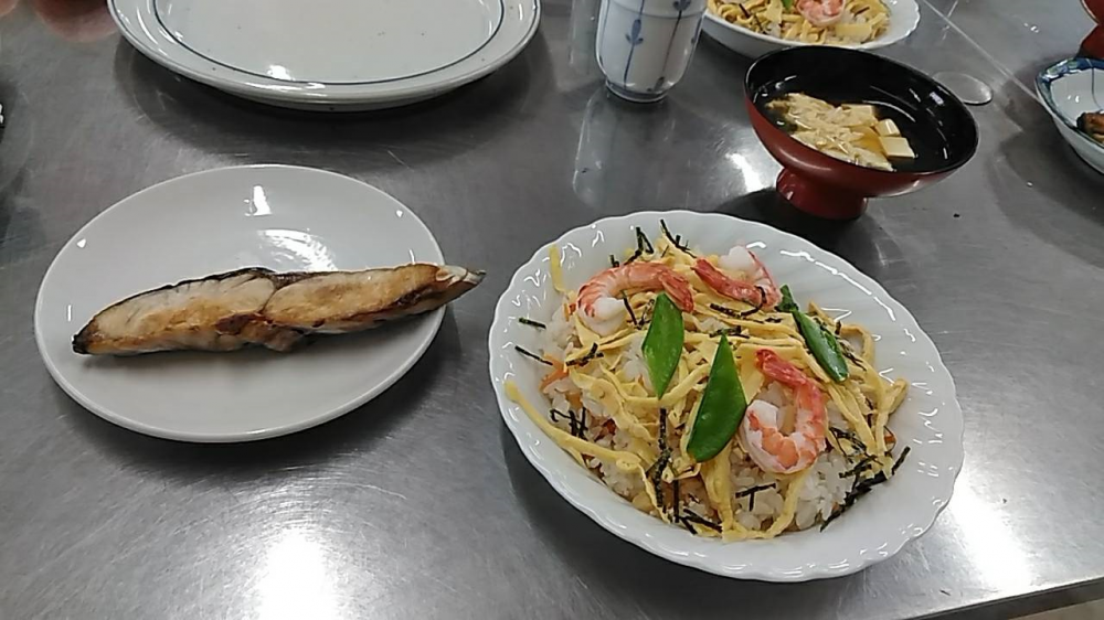 おひな様の準備(おすしを作ろう!!)
【岡山東エリア芥子山コープ委員会】