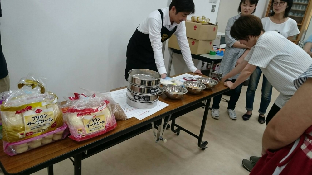 焼きたてパンをお手軽に!　～co-opブラウンサーブロールって知ってますか?～
【美作エリア北小コープ委員会】