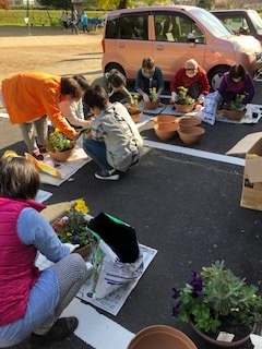 年末商品と寄せ植え
【美作エリア鏡野コープ委員会】
