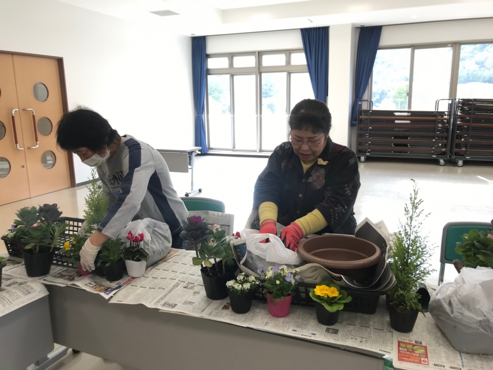 冬の寄せ植えを作ろう!! 
【備北エリア昭和コープ委員会】