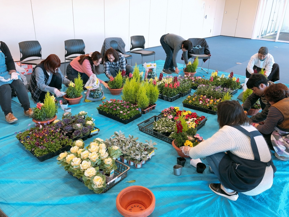 クリスマスに向けて寄せ植えをしよう!!
【井笠エリア寄島コープ委員会】