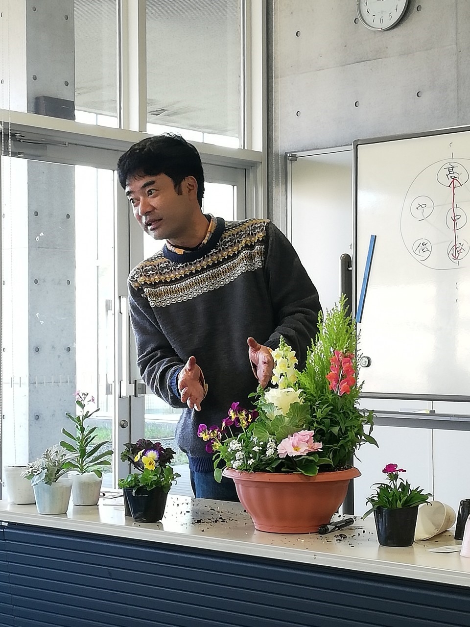 クリスマスに向けて寄せ植えをしよう!!
【井笠エリア寄島コープ委員会】