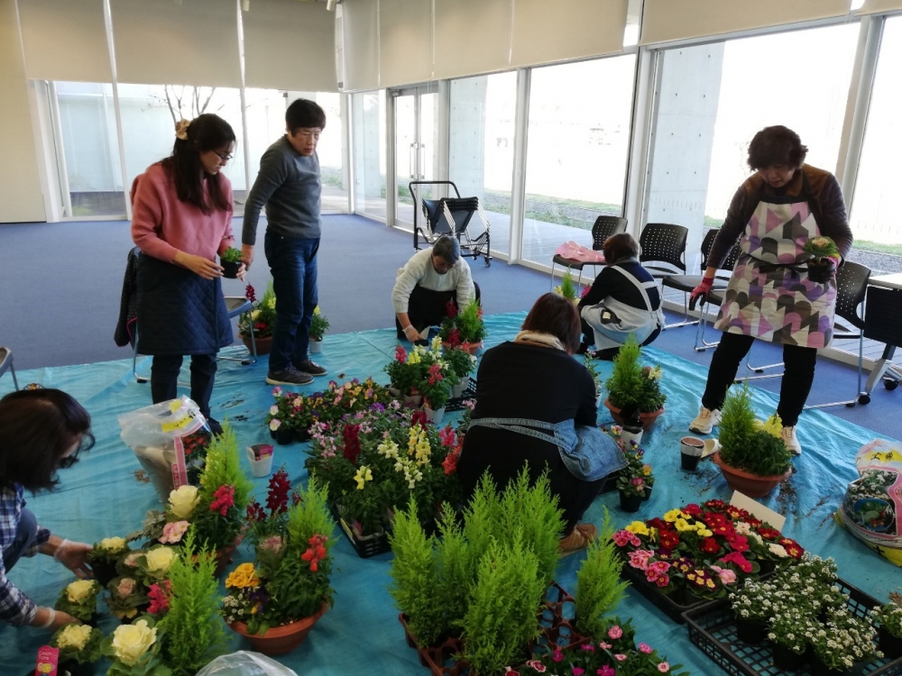 クリスマスに向けて寄せ植えをしよう!!
【井笠エリア寄島コープ委員会】