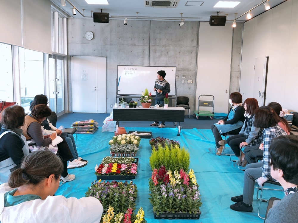クリスマスに向けて寄せ植えをしよう!!
【井笠エリア寄島コープ委員会】