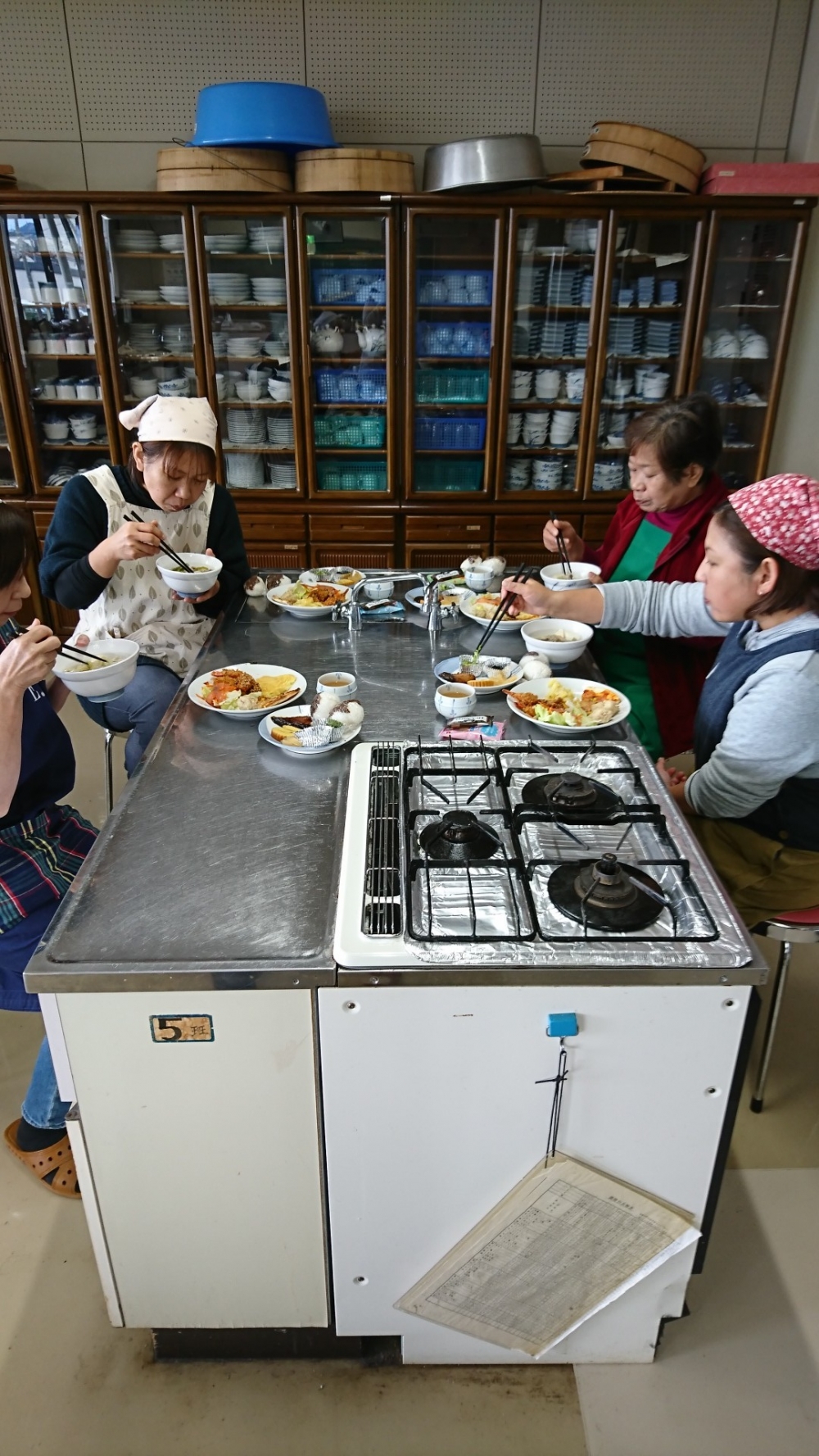 ～年末おすすめ商品&クリスマス料理の試食会～
【美作エリア奈義コープ委員会】