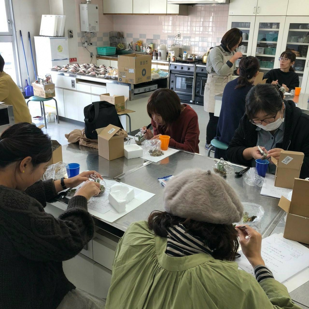 多肉植物でテラリウム 
【岡山東エリア西大寺　豊コープ委員会】