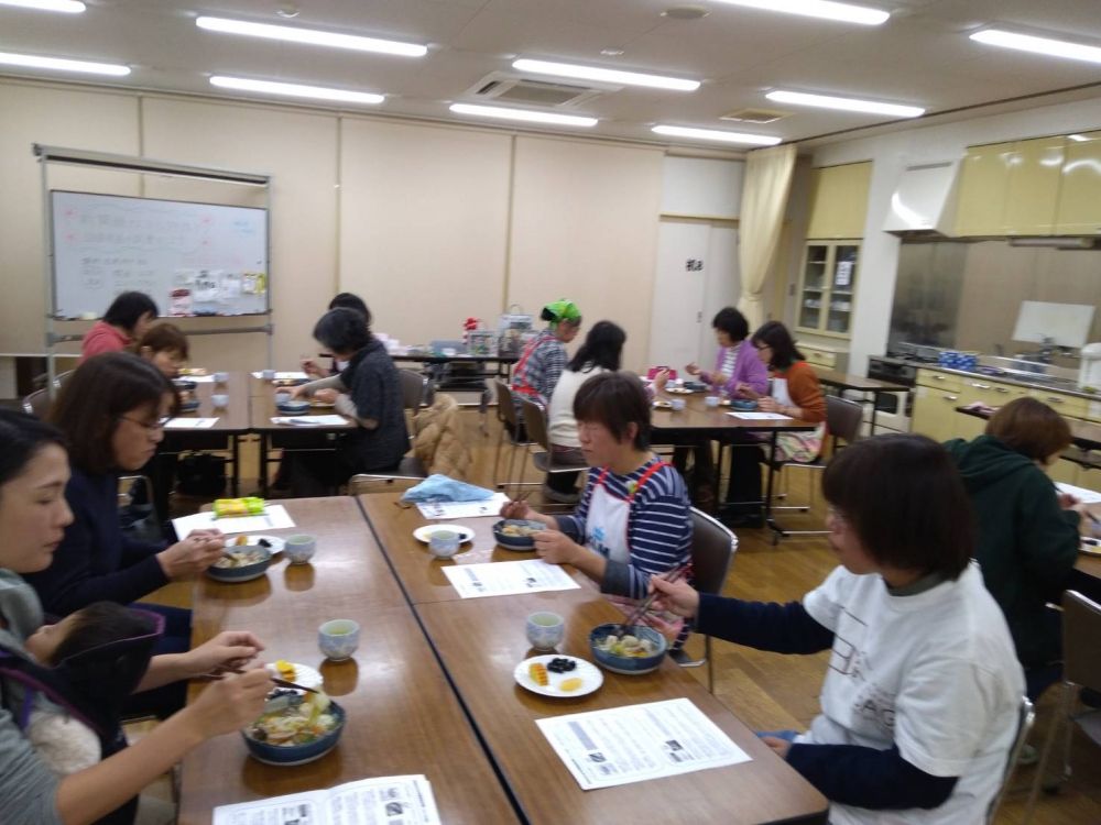 新聞紙でエコバッグを作って迎春商品の試食をしよう
【井笠エリア鴨方東コープ委員会】