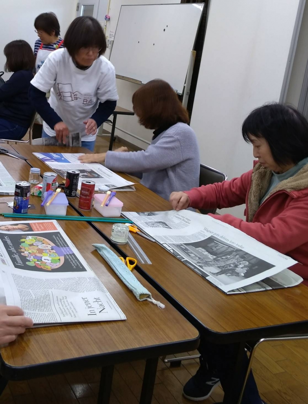 新聞紙でエコバッグを作って迎春商品の試食をしよう
【井笠エリア鴨方東コープ委員会】
