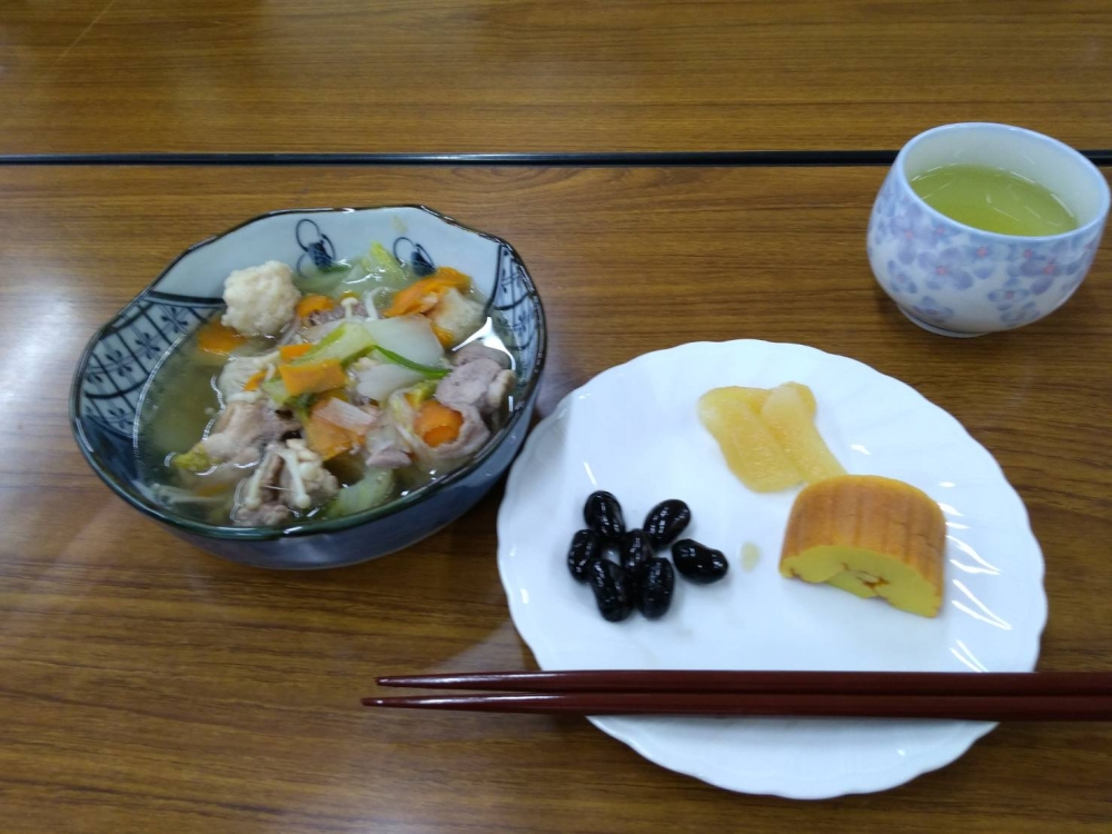 新聞紙でエコバッグを作って迎春商品の試食をしよう
【井笠エリア鴨方東コープ委員会】