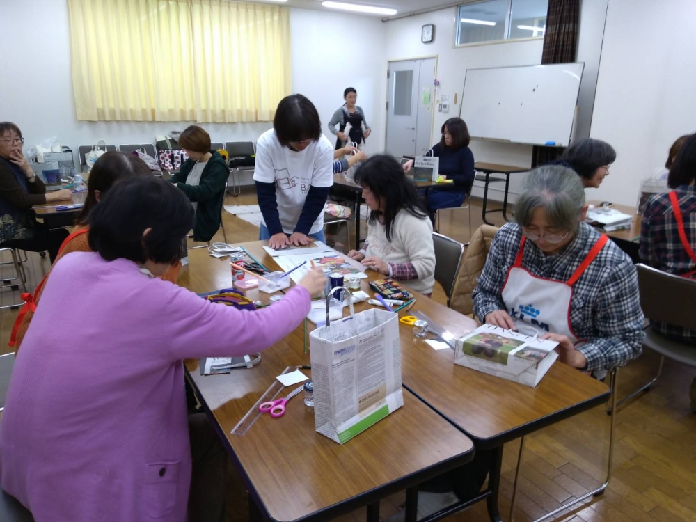 新聞紙でエコバッグを作って迎春商品の試食をしよう
【井笠エリア鴨方東コープ委員会】