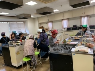 カレー牛丼と年末おすすめ試食会で楽しいひとときを
【倉敷エリア茶屋町コープ委員会】