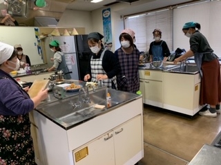 カレー牛丼と年末おすすめ試食会で楽しいひとときを
【倉敷エリア茶屋町コープ委員会】