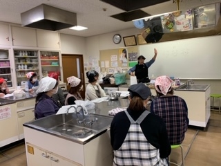 カレー牛丼と年末おすすめ試食会で楽しいひとときを
【倉敷エリア茶屋町コープ委員会】