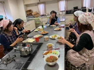 カレー牛丼と年末おすすめ試食会で楽しいひとときを
【倉敷エリア茶屋町コープ委員会】
