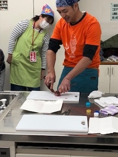 お魚料理にチャレンジしよう!～食卓から考える環境～
【岡山東エリア未来、つながるPＪ】