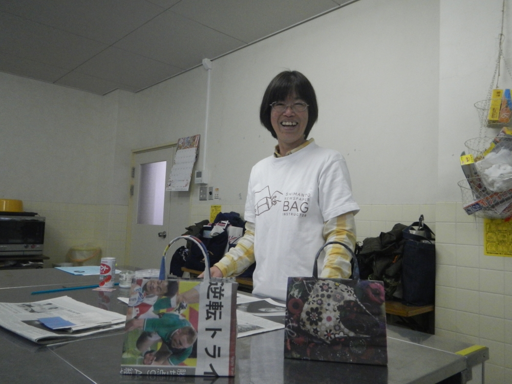 新聞紙でエコバックを作ろう!! 
【井笠エリア笠岡東コープ委員会】