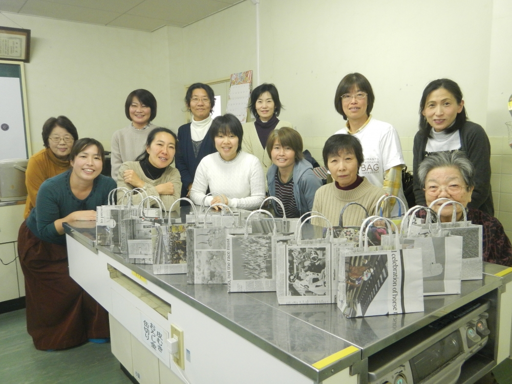 新聞紙でエコバックを作ろう!! 
【井笠エリア笠岡東コープ委員会】