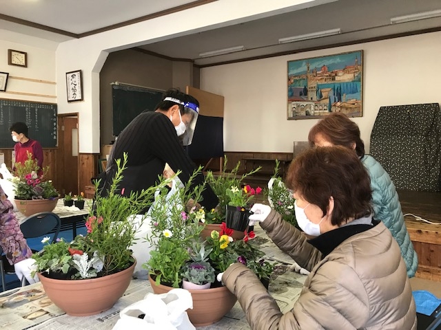 「楽しい寄せ植え」
【岡山西エリア牧石北コープ委員会】