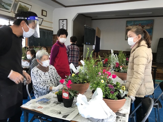 「楽しい寄せ植え」
【岡山西エリア牧石北コープ委員会】