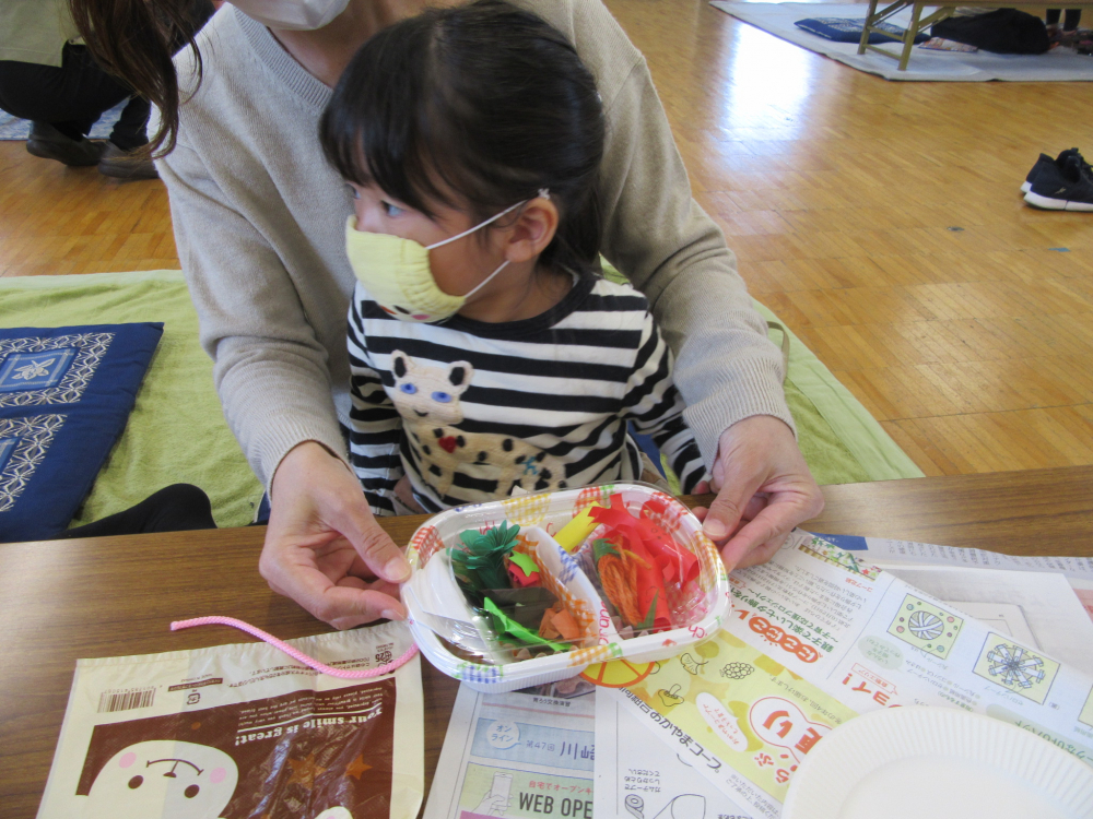 親子企画第2弾“ピクニック気分をあじわおう!!～秋を感じて作ってあそぼう～”
【倉敷エリア子育て応援PJ】